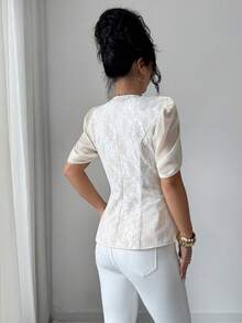 Selianne 蕾丝拼接V领褶皱腰身优雅浪漫精致女士西装外套 - 杏色 - 查看 2