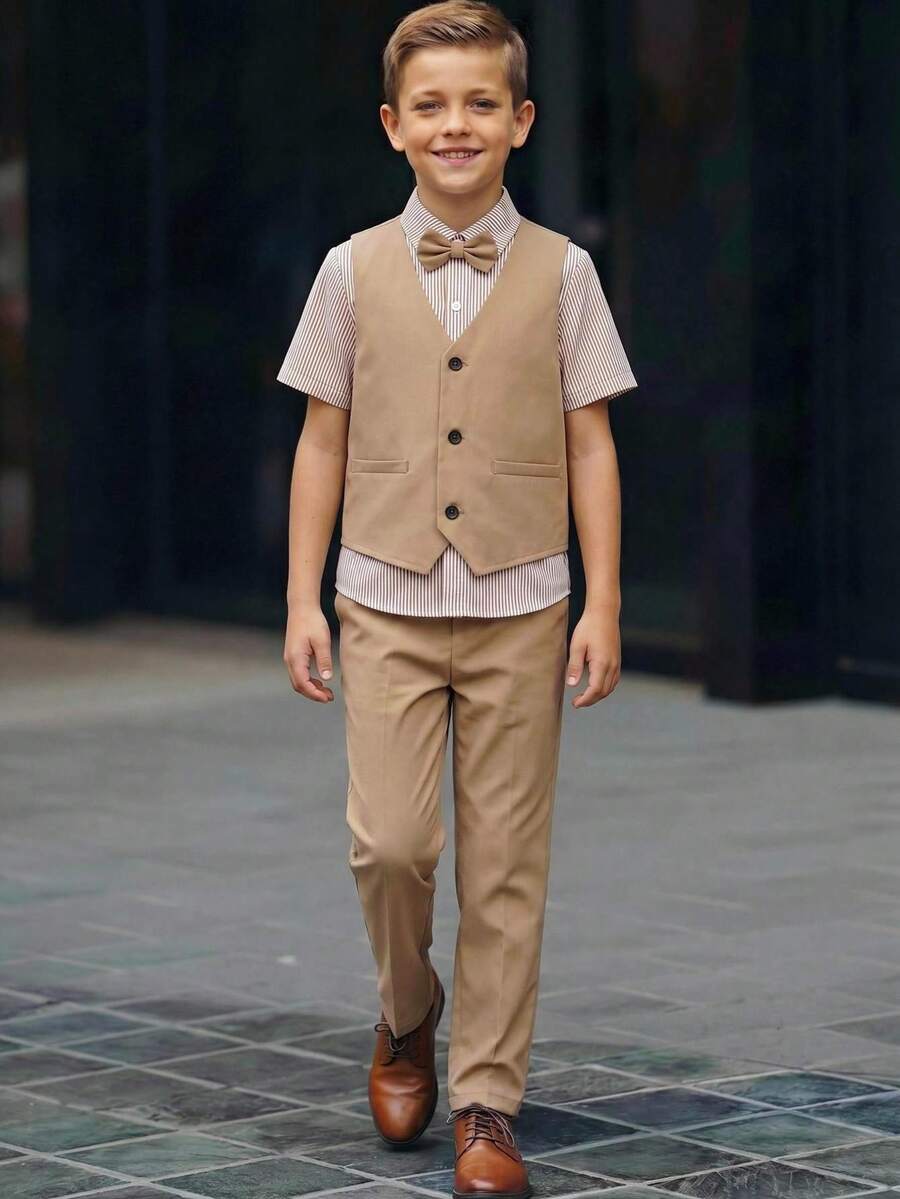 SHEIN 3件套买二送一 儿童青少年男童休闲学院风舒适条纹Polo领短袖白衬衫、卡其色背心和卡其色裤子套装，绅士套装，运动服，Y2K衬衫套装，基础款上衣，基础款裤子，SS26，夏季上衣，夏季套装，夏季服装，男童套装，适合春夏、外出、情人节、约会、旅行、度假、家庭聚会、返校季、婚礼季、正式晚宴、运动、生日派对等场合