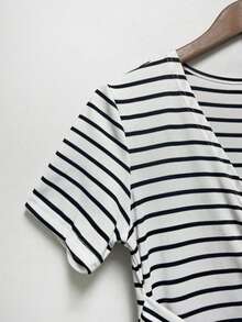 Franclia Đầm ôm dáng cổ chữ V, eo xoắn, kẻ sọc kiểu vintage mới, chất liệu siêu co giãn, thiết kế tinh tế, phong cách retro giản dị, phù hợp cho mặc hàng ngày, đi làm, đi nghỉ mát, dự tiệc và các dịp khác. - Đen và trắng - Xem 5