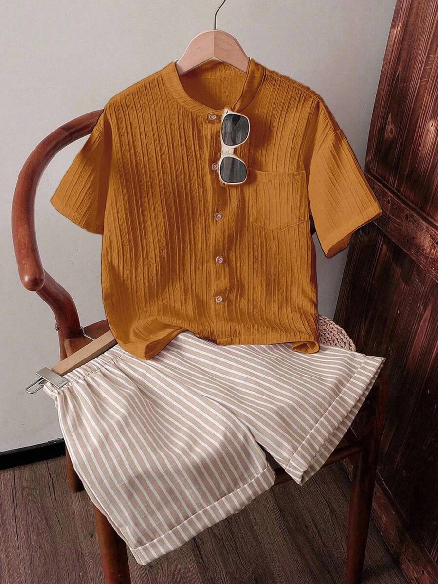 SHEIN Vacaura 男童通勤休闲条纹立领衬衫和条纹短裤两件套,舒适时尚 - 棕色 - 查看 1