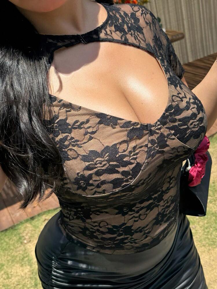 Dazy Plus Sexy Tight Lace Cropped Blouse, Hollow Out Short Sleeve Elegant Sheer Summer Top, Plus Size Black T-Shirt