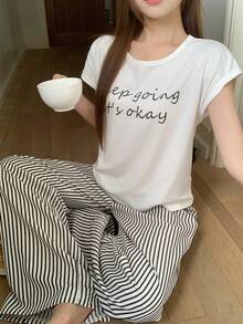 DAZY Bộ 2 món gồm áo thun ngắn tay in họa tiết và quần dài ống đứng kẻ sọc dành cho nữ, thích hợp mặc mùa hè. - trắng - Xem 4