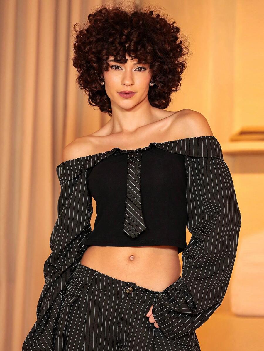 Xuxu's by Gio Blusa de Festa Sexy Slim Fit com Manga Longa, Ombro à Mostra e Babado Assimétrico Inspirada no Gótico para Mulheres Preto - Preto - Visão 1