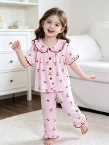 Genkimix Kids 一套女童优雅短袖翻领上衣和长裤。这款迷人的粉色家居服套装饰有鲜艳的红色樱桃和蝴蝶结印花。采用时尚的荷叶边下摆设计，这款柔软的女童睡衣面料让孩子们在轻松的夏夜里倍感舒适。 - 粉色 - 查看 5