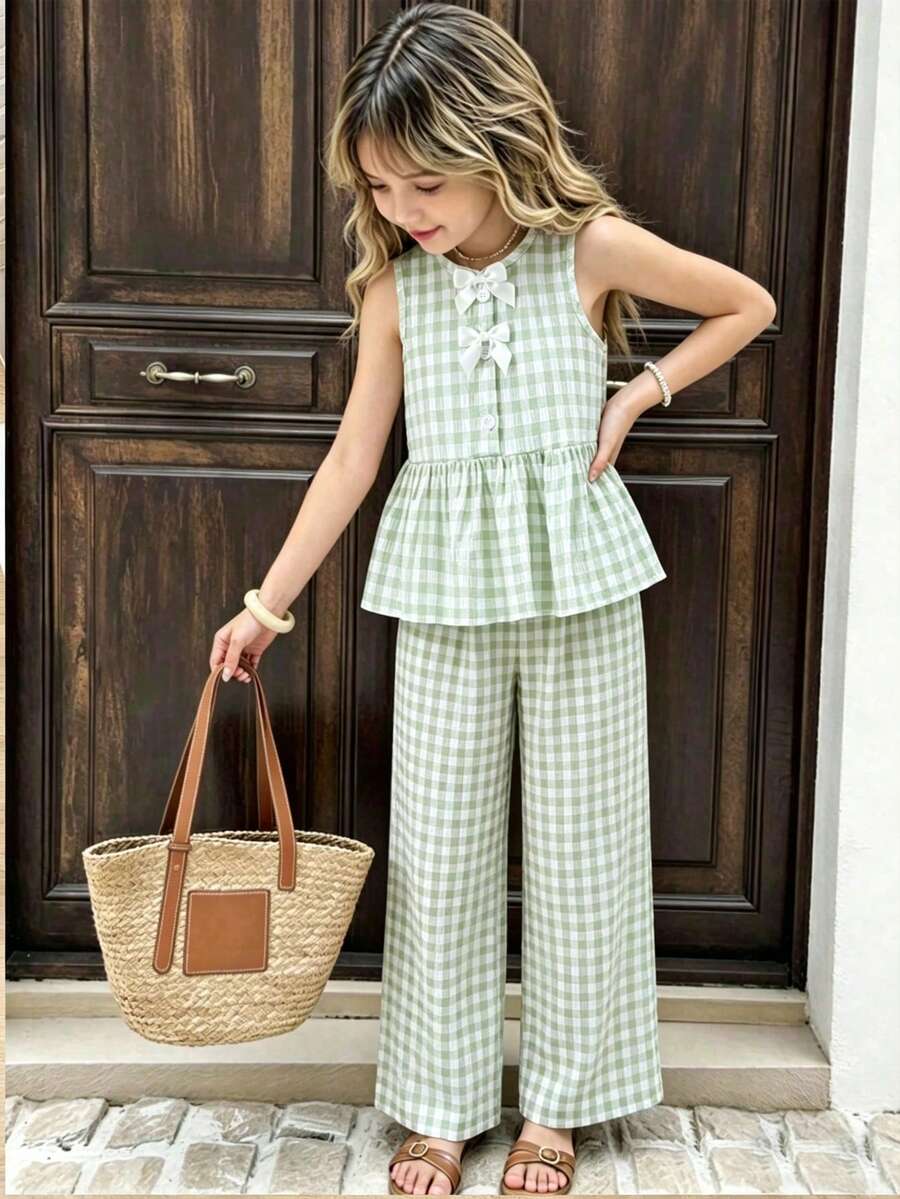 SHEIN Vintaside Kids 这款女童时尚碎花两件套,饰有黄色丝带蝴蝶结,格纹碎花上衣带有荷叶边下摆,搭配休闲印花长裤,适合可爱甜美的女孩,展现乡村风格,舒适百搭,适合春夏日常穿着、上学、度假、参加派对等场合。 - 綠色 - 查看 1