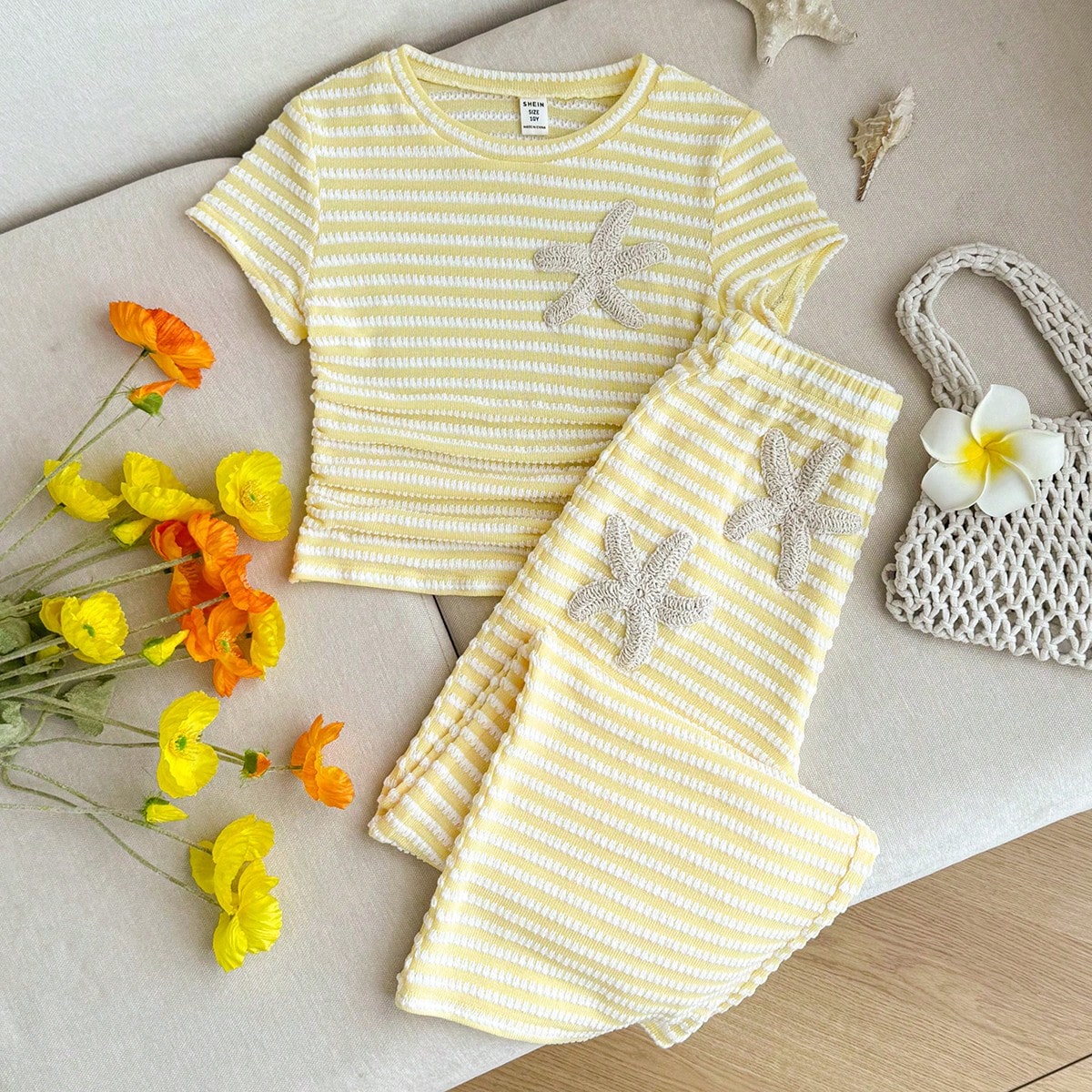 Conjunto de camiseta de manga corta y pantalones con estampado de rayas texturizadas amarillas y blancas con decoración de estrella de mar para niña