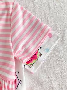 Playful Pals 两件套女宝宝夏季可爱甜甜圈猫条纹字母印花短袖A字连衣裙套装，适合外出、拍照或舒适百搭的夏季穿着 - 淺粉色 - 查看 4