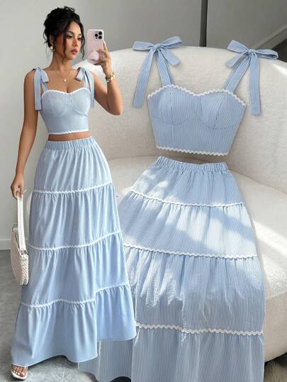 SHEIN Raffinéa Bộ 2 món áo hai dây ngắn kẻ sọc và chân váy mini dành cho nữ.