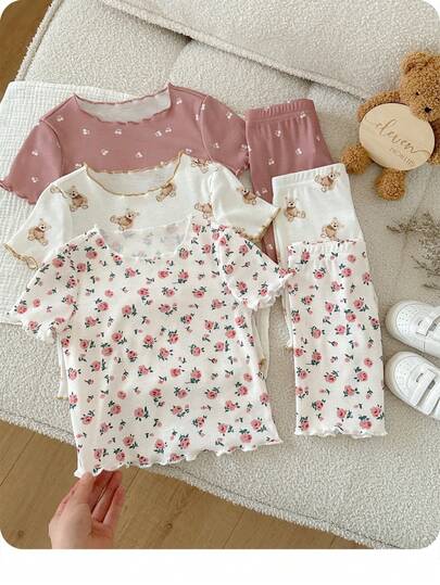 SHEIN Bộ đồ mặc nhà thoải mái cho bé gái, gồm áo tay ngắn cổ tròn in họa tiết toàn thân và quần short.