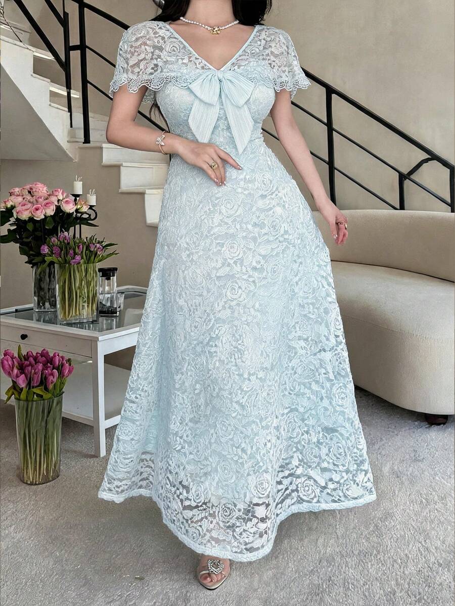 Feyla Đầm maxi ren tay bồng cổ chữ V thanh lịch dành cho nữ với chi tiết nơ, thích hợp cho những dịp đặc biệt. Đầm dài ren hoa màu xanh nhạt dành cho nữ, cổ chữ V, tay bồng đính nơ. Đầm dài ren hoa tinh tế dành cho nữ, cổ chữ V thắt nơ và tay bồng ngắn.