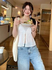 DAZY 女款純色白色拼接荷葉邊綁帶蝴蝶結肩帶優雅基礎款海灘游泳夏季背心上衣度假穿搭女學生 - 白色 - 查看 4