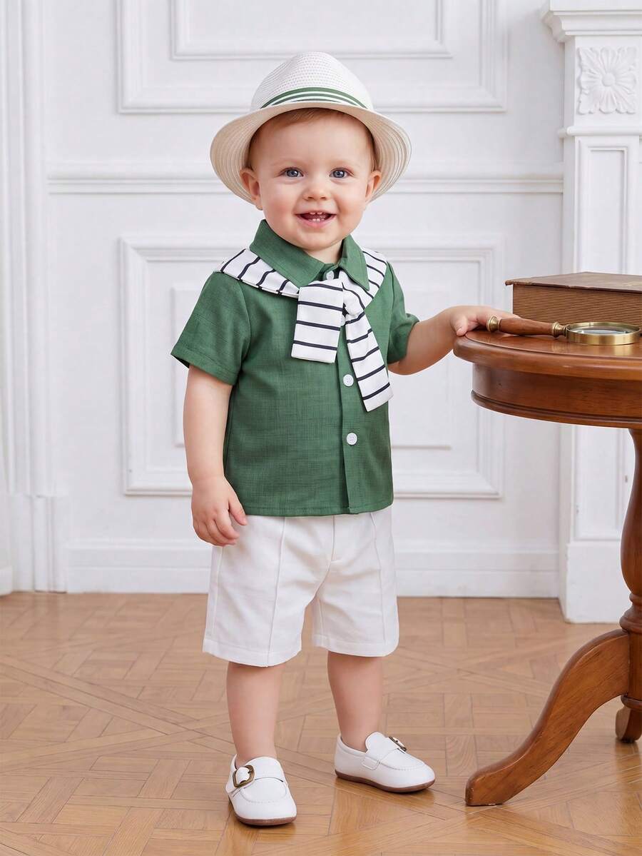 SHEIN Playful Pals 3件組 幼童男童韓系短袖POLO衫+百褶短褲+條紋披肩 綠色系 夏季休閒 親子套裝 3-24個月 - 綠色 - 查看 1