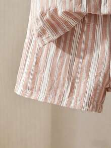 SHEIN Set de 2 piezas de camisa de manga corta y pantalones cortos con rayas jacquard tejidas de manera minimalista y elegante para niño, de tela cómoda y ajuste estilizado, nueva llegada de primavera/verano, adecuado para múltiples temporadas y ocasiones - Marrón - Ver 6