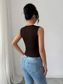 Elenzga 女款優雅方領無袖上衣，金屬鈕扣裝飾，修身腰線設計，適合日常、上班、約會等多用途穿搭 - 摩卡棕 - 查看 2