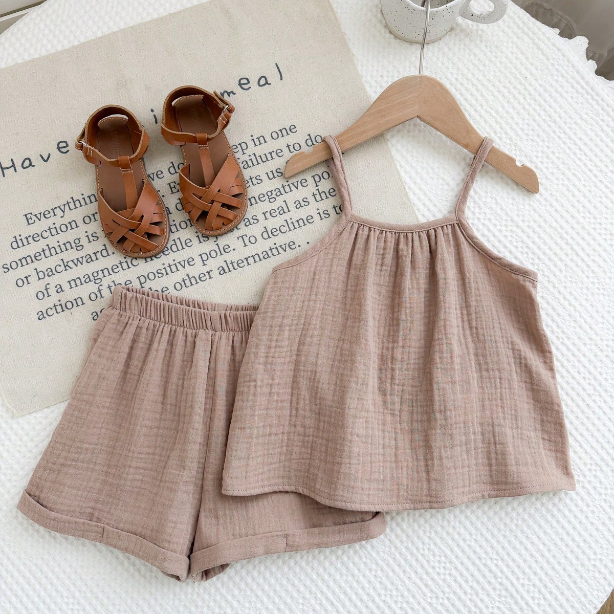Conjunto informal de verano de 2 piezas para niña con top de tirantes suelto y shorts con volantes en el bajo