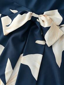 GlowEve CURVE Große Größen Elegantes ärmelloses Kleid mit Blume Muster und Schleife in Taillengröße für Damen - marineblau - Übersicht 4