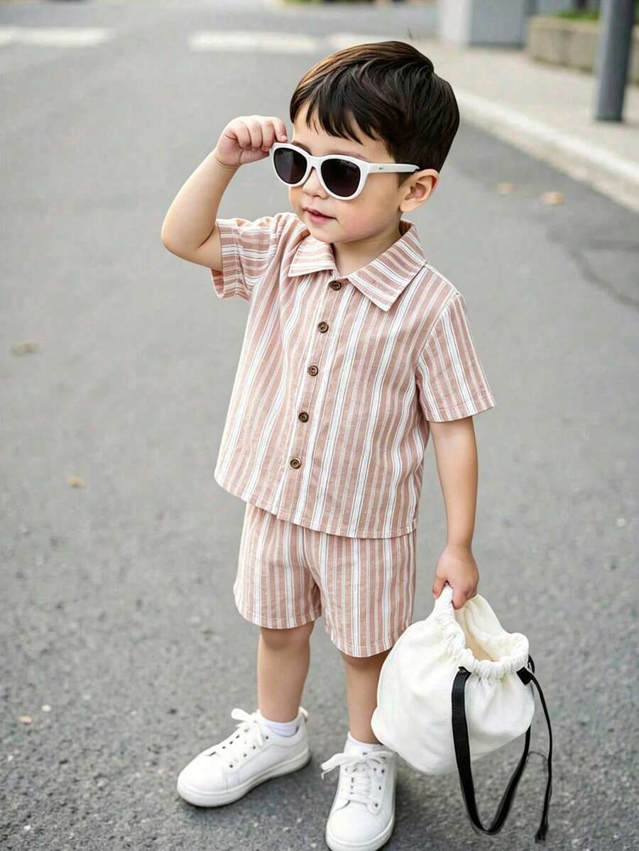 SHEIN Set de 2 piezas de camisa de manga corta y pantalones cortos con rayas jacquard tejidas de manera minimalista y elegante para niño, de tela cómoda y ajuste estilizado, nueva llegada de primavera/verano, adecuado para múltiples temporadas y ocasiones - Marrón - Ver 1