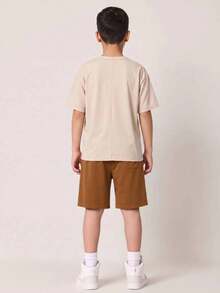 SHEIN 2件組兒童青少年男孩條紋印花圓領短袖T恤與短褲套裝，米色，夏季，街頭風，城市度假休閒運動校園穿搭 - 杏色 - 查看 3