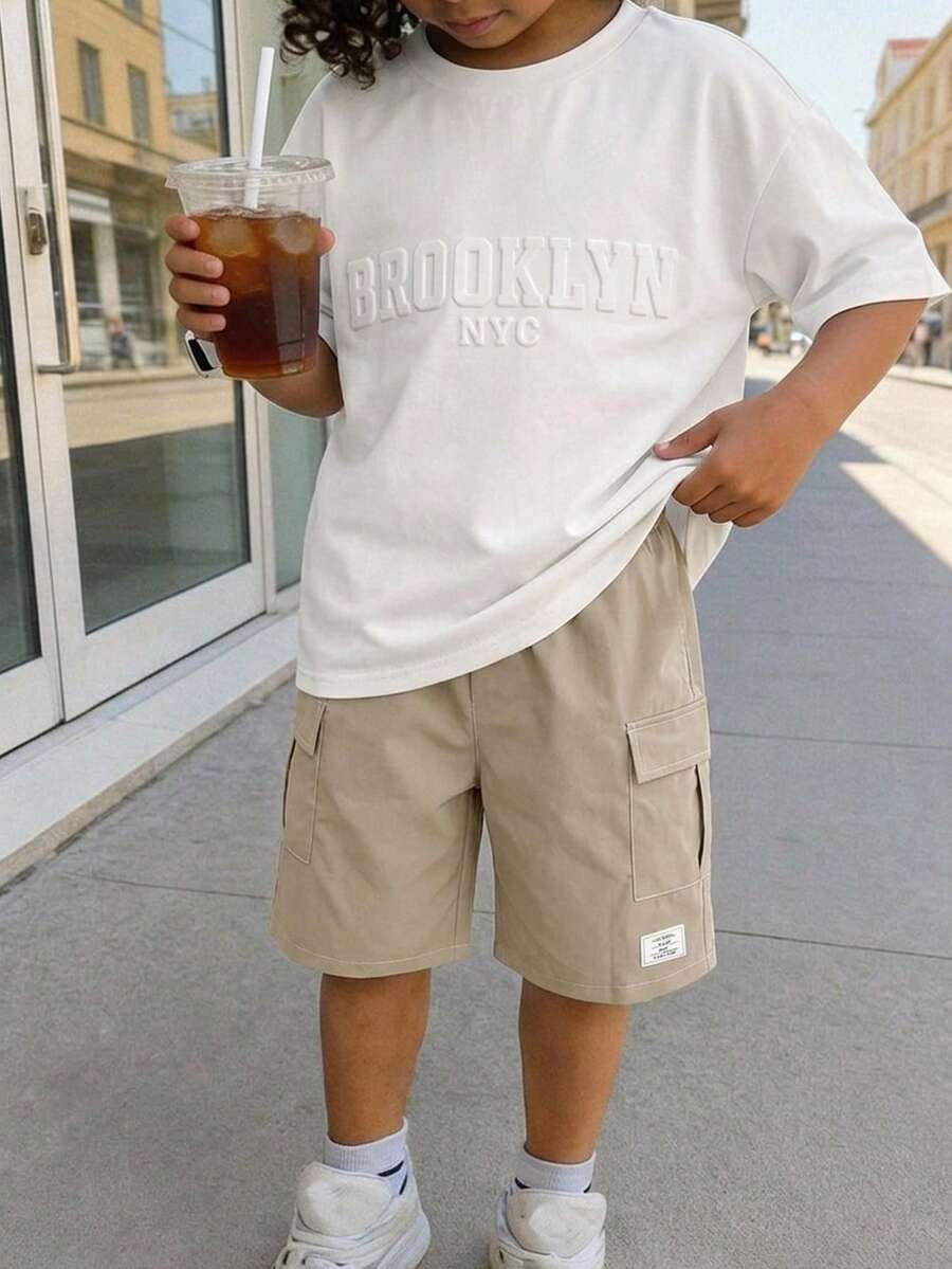 2 Stücke Minimalistisches geprägtes Rundhals T-Shirt und weite gerade Shorts Set für Teenager Jungen, Kontrastfarbiger Saum-Design, modische Passform, angenehmer Stoff, geeignet für Frühling, Sommer und Herbst - Weiss - Übersicht 1