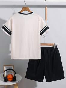 SHEIN 儿童青少年男童Y2K休闲简约英文字母数字67、6&7运动风复古美式撞色宽松舒适时尚圆领短袖T恤短裤套装,运动服,Y2K套装,SS26,夏季上衣,夏季短裤,夏季服装,男童套装,适合春夏、郊游、情人节、约会、旅行、度假、家庭聚会、返校、婚礼、晚宴、运动、生日派对等场合 - 彩色 - 查看 4
