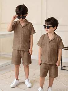 SHEIN Little Byeori 1件小男孩兒童休閒學院風舒適翻領寬鬆白色短袖襯衫，適合上學通勤、日常休閒、開學季、生日派對、聚會、表演、婚禮、洗禮、旅行、運動，適合春夏季 - 卡其色 - 查看 4