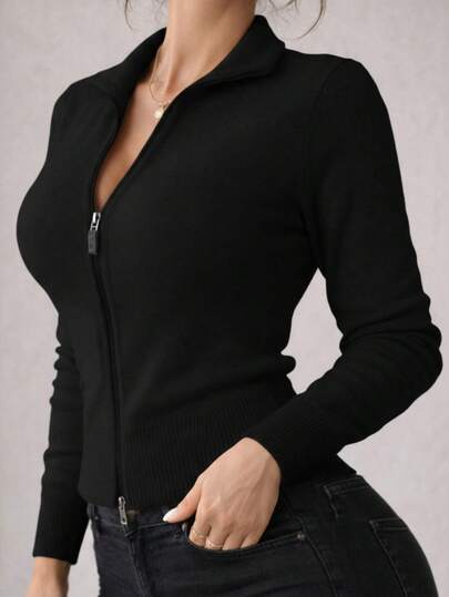 Suéter de cuello alto con cremallera para mujer, elegante y versátil. Silueta semiajustada, colores lisos sin estampado. Cierre con doble cremallera. Interior muy fresco, ligero y cómodo. Ideal para el uso diario. Apto para cualquier temporada del año. Tela de poliéster y elastano.