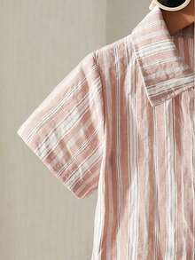 SHEIN Set de 2 piezas de camisa de manga corta y pantalones cortos con rayas jacquard tejidas de manera minimalista y elegante para niño, de tela cómoda y ajuste estilizado, nueva llegada de primavera/verano, adecuado para múltiples temporadas y ocasiones - Marrón - Ver 4