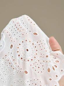 Ontre 女款白色刺繡短袖鏤空上衣，優雅夏季度假婚禮茶會賓客穿搭，極簡法式時尚通勤上衣 - 白色 - 查看 8