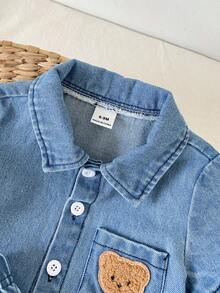 Playful Pals Bộ 3 món cho bé trai in hình gấu, cổ tròn, không tay, màu trắng gồm áo tank top + áo sơ mi denim tay ngắn cổ bẻ cài nút + quần short. Phong cách vintage năng động, dễ thương, thích hợp mặc vào mùa xuân, hè, thu, đi chơi hàng ngày, đến trường, công viên và nhiều dịp trong nhà/ngoài trời khác. - Rửa nhẹ - Xem 7