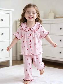 Genkimix Kids 一套女童优雅短袖翻领上衣和长裤。这款迷人的粉色家居服套装饰有鲜艳的红色樱桃和蝴蝶结印花。采用时尚的荷叶边下摆设计，这款柔软的女童睡衣面料让孩子们在轻松的夏夜里倍感舒适。 - 粉色 - 查看 4