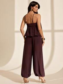SHEIN Tall Set de 2 piezas 2026 Primavera/Verano Nuevo Top de tirantes plisado con estampado floral y pantalón cargo de cintura elástica de gasa, color marrón - Marrón - Ver 2