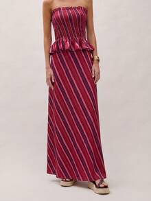 Conjunto coordinado de dos piezas con diseño sin tirantes y hombros descubiertos, con rayas, que incluye un top fruncido con detalle de volantes y una falda fluida.Perfecto para el verano, v - Burdeos - Ver 7