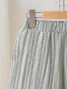 SHEIN Bộ 2 món cho bé trai tuổi teen, áo sơ mi ngắn tay màu trơn mềm mại phối cùng quần short dệt sọc jacquard, chất liệu thoải mái, kiểu dáng thời trang, hàng mới về mùa xuân/hè, phù hợp cho nhiều mùa và dịp. - Nhiều màu - Xem 6