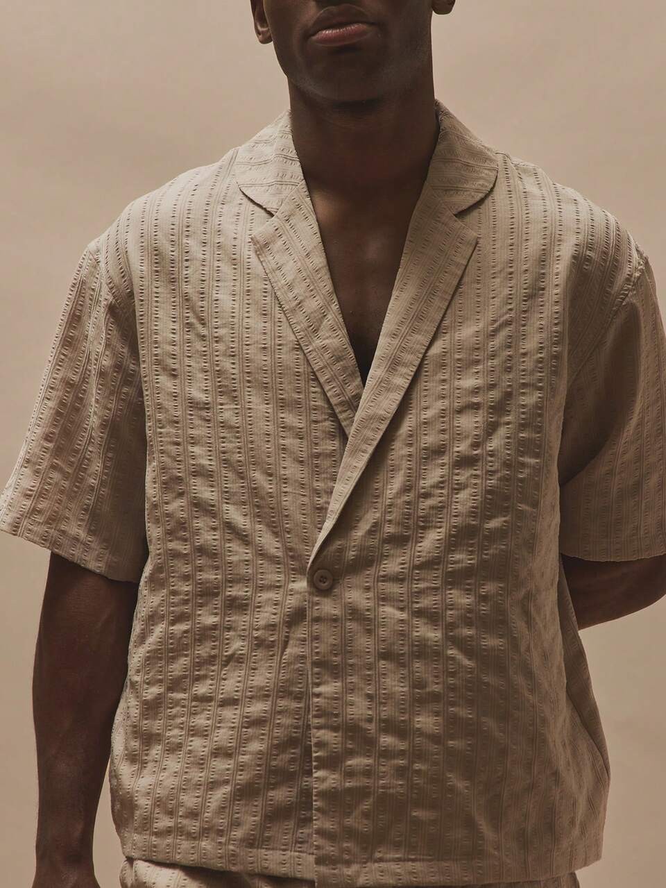 Taupefarbenes Oberteil im Blazer-Stil aus Leinen, Oversized mit Kurzarm, Einzelknopf und Reverskragen