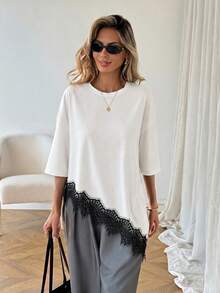 SHEIN LUNE Áo thun nữ dáng suông màu trơn, vạt áo bất đối xứng, phối ren, trang phục cơ bản hàng ngày cho mùa xuân/hè. - Đen và trắng - Xem 4