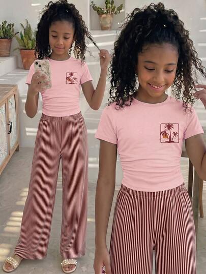 Conjunto de 2 piezas de verano informal para niñas preadolescentes SHEIN - Blusa corta con pliegues y estampado de palmeras tropicales y pantalones de pierna ancha a rayas, Camiseta de manga corta rosa y pantalones a rayas rojos y blancos, Tela suave de punto, Ajuste ceñido en la parte superior, Cintura elástica en los pantalones, Para niñas de 8 a 12 años, Uso diario/vacaciones/playa, Ropa de estar en casa linda y para niños, Transpirable y cómoda, Versátil para todas las estaciones, Ligera y amigable con la piel, Ropa casual de moda para la escuela y las vacaciones, Conjunto de ropa para niñas preadolescentes cómodo y con estilo, Perfecto para clima cálido