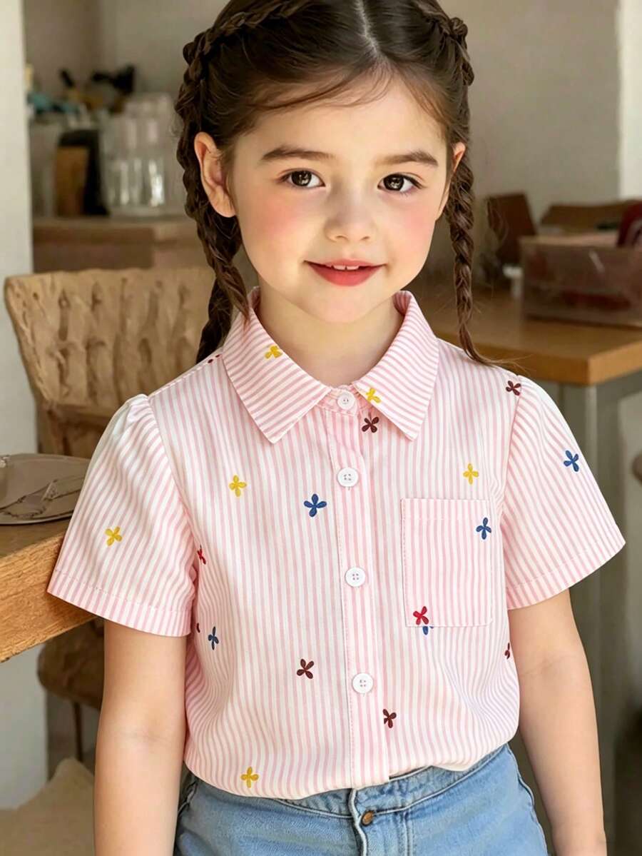 SHEIN Elladie kids 女童粉白条纹彩色蝴蝶结印花短袖衬衫。经典的粉白竖条纹泡泡纱面料,搭配数码印花彩色蝴蝶结图案,以及尖领和胸袋设计。轻盈的面料让孩子全天穿着舒适;适合可爱女孩的休闲穿着。甜美俏皮的款式,适合上学、日常出行、派对、日常穿搭、海岛风情、海滩周末、夏季穿着。 - 粉色 - 查看 1