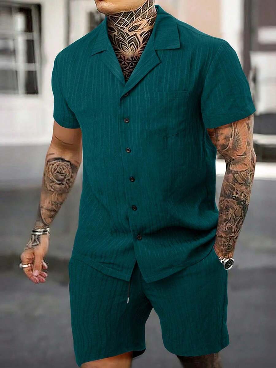 Manfinity Homme Bộ đồ nam trơn màu gồm áo sơ mi ngắn tay cài một hàng khuy và quần short, kiểu dáng thường ngày. - Màu xanh lá cây đậm - Xem 1