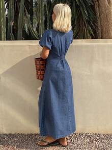 Livesso Vestido de mezclilla para mujer con cuello en V, mangas de pétalos y cintura ceñida - Azul lavado medio - Ver 2