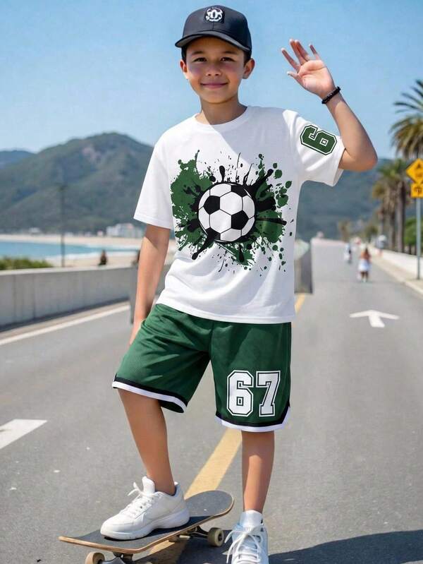 SHEIN 2 Stücke/Set Kinder Tween Jungen lässig Sport Fußball Grafik Muster Rundhals Kurzarm T-Shirt und Shorts Set, geeignet für den Sommer