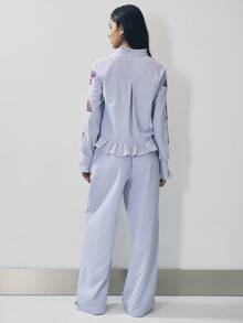 Nöista Conjunto de dos piezas a rayas con blusa de manga bordada con cuello mao, pliegue con volantes y bajo con volantes. Los pantalones anchos y relajados a juego tienen cintura elástica con cordón ajustable. Atuendo ideal para cada día, primavera, verano, Pascua, días festivos. - azul real - Ver 2