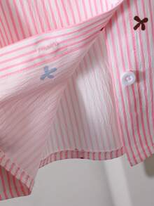 SHEIN Elladie kids 女童粉白条纹彩色蝴蝶结印花短袖衬衫。经典的粉白竖条纹泡泡纱面料，搭配数码印花彩色蝴蝶结图案，以及尖领和胸袋设计。轻盈的面料让孩子全天穿着舒适；适合可爱女孩的休闲穿着。甜美俏皮的款式，适合上学、日常出行、派对、日常穿搭、海岛风情、海滩周末、夏季穿着。 - 粉色 - 查看 6