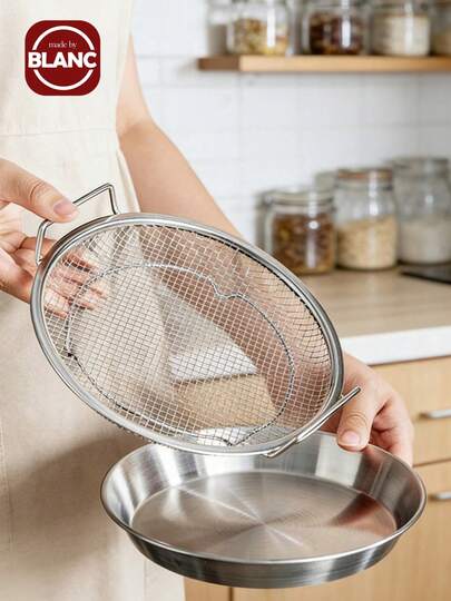 Madebyblanc Bộ sản phẩm gồm 1/2 cái: một dụng cụ vớt dầu bằng thép không gỉ có hai tay cầm, một rổ chiên lưới mịn dùng để chiên ngập dầu, một giá lọc dầu dạng khung dùng để ráo dầu trong nhà bếp, một rổ chiên tròn dùng để làm khoai tây chiên, cánh gà, bánh rán, thịt viên chiên và hành tây chiên vòng, chịu nhiệt và chống gỉ, với thiết kế tay cầm kép.