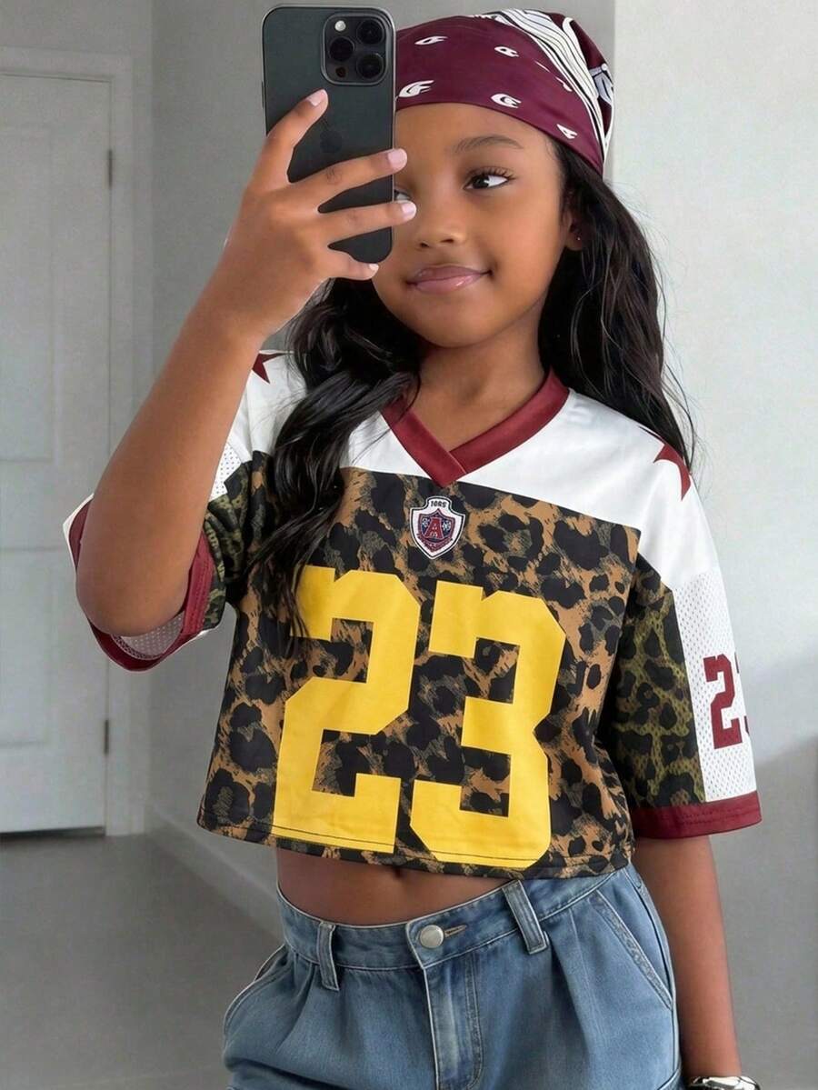 Camiseta corta suelta con cuello en V, estampado de leopardo y malla con gráfico de letras y números, estilo de moda callejera para niñas preadolescentes - Burdeos - Ver 1