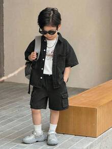 SHEIN 2件套男童宽松牛仔蓝短袖衬衫和工装短裤套装 - 黑色 - 查看 4