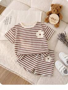 SHEIN Set estivo da bambina con maglietta a maniche corte a collo tondo a righe + pantaloncini - Castano - Visualizzare 2