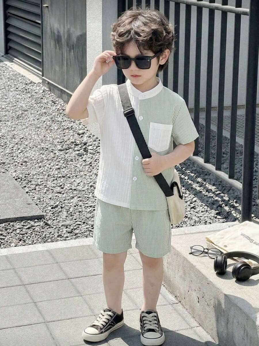 SHEIN 男童休闲绿白条纹拼接短袖衬衫短裤套装(2件套),宽松版型,适合日常出行、学校活动、户外玩耍、家庭聚会、拍照等夏季穿着。 - 彩色 - View 1