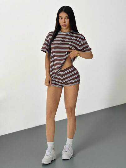 SHEIN PETITE Conjunto casual de camiseta de manga corta de cuello redondo y pantalones cortos de punto a rayas marrones para mujer