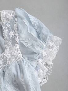 Sweetra 女士甜美休闲度假风镂空领口撞色蕾丝短袖修身衬衫，夏季 - 淺藍色 - 查看 3