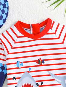 SHEIN Bộ đồ bơi liền thân dài tay in hình cá mập hoạt hình dễ thương dành cho bé trai, kèm mũ chống nắng, thích hợp cho kỳ nghỉ hè, bãi biển, lướt sóng, công viên nước. - Nhiều màu - Xem 5